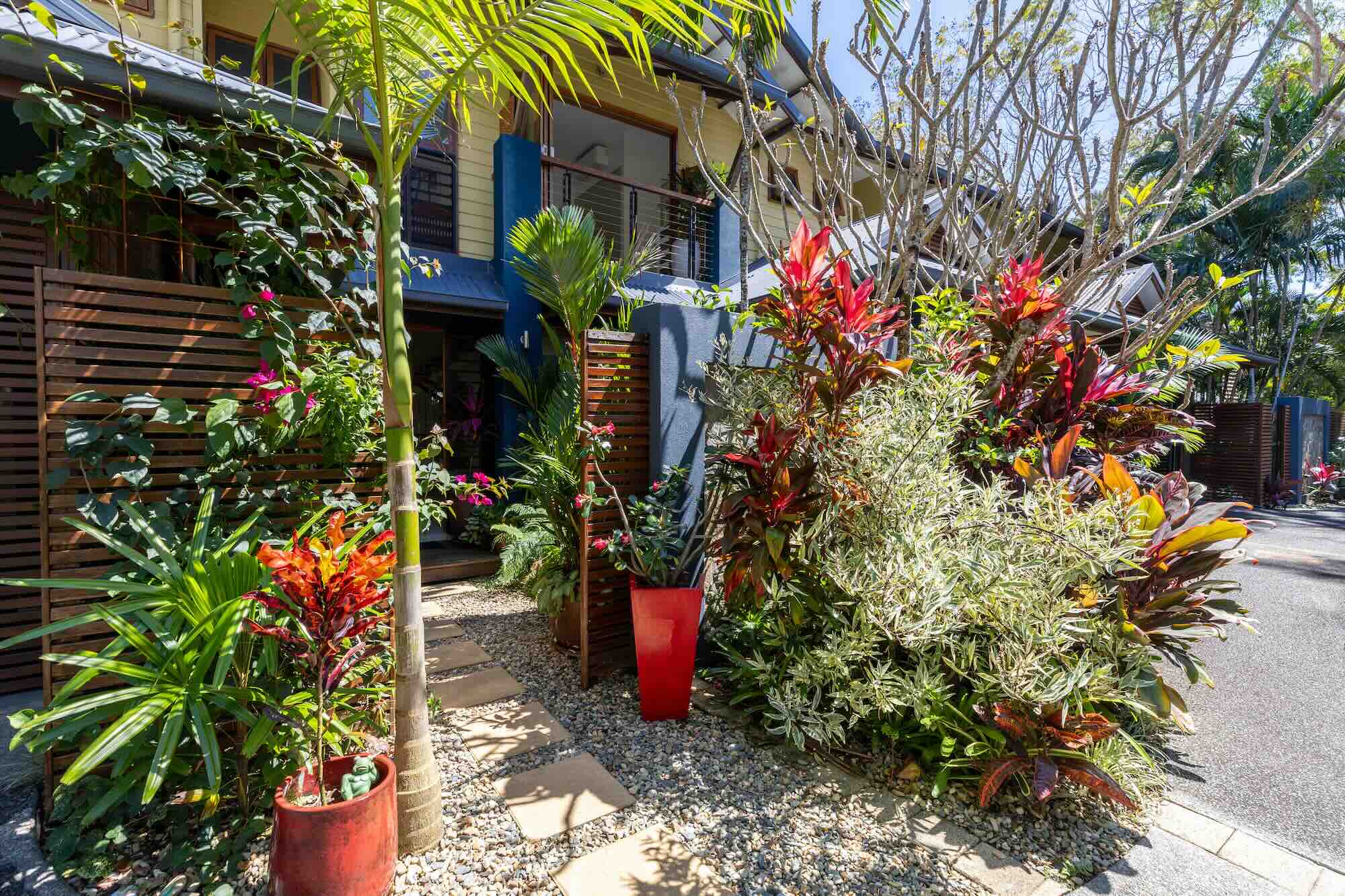 1-002-family-retreats-savannah-villa-elua-outdoor-entrance