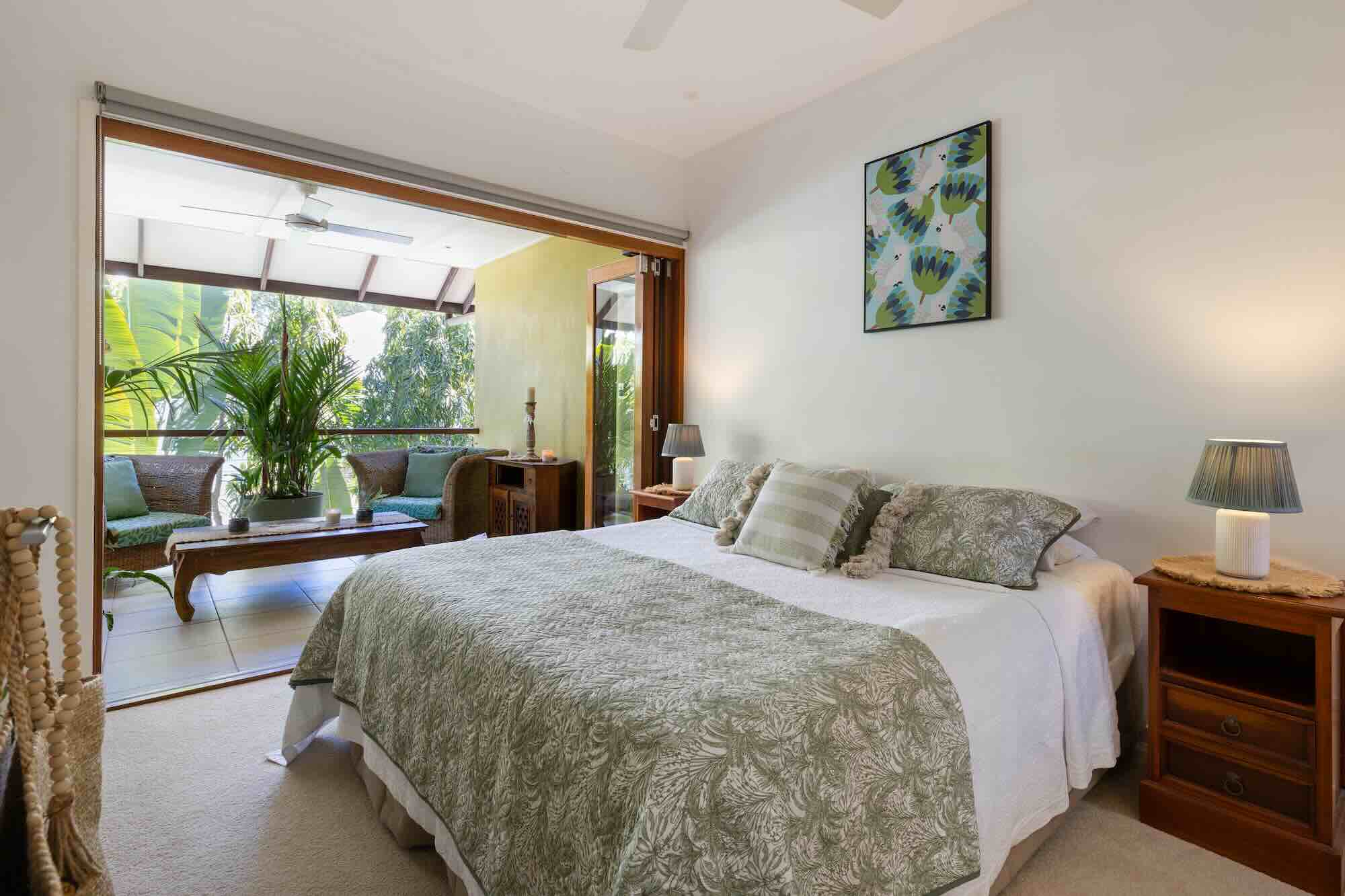 12-family-retreats-savannah-villa-elua-bedroom-master