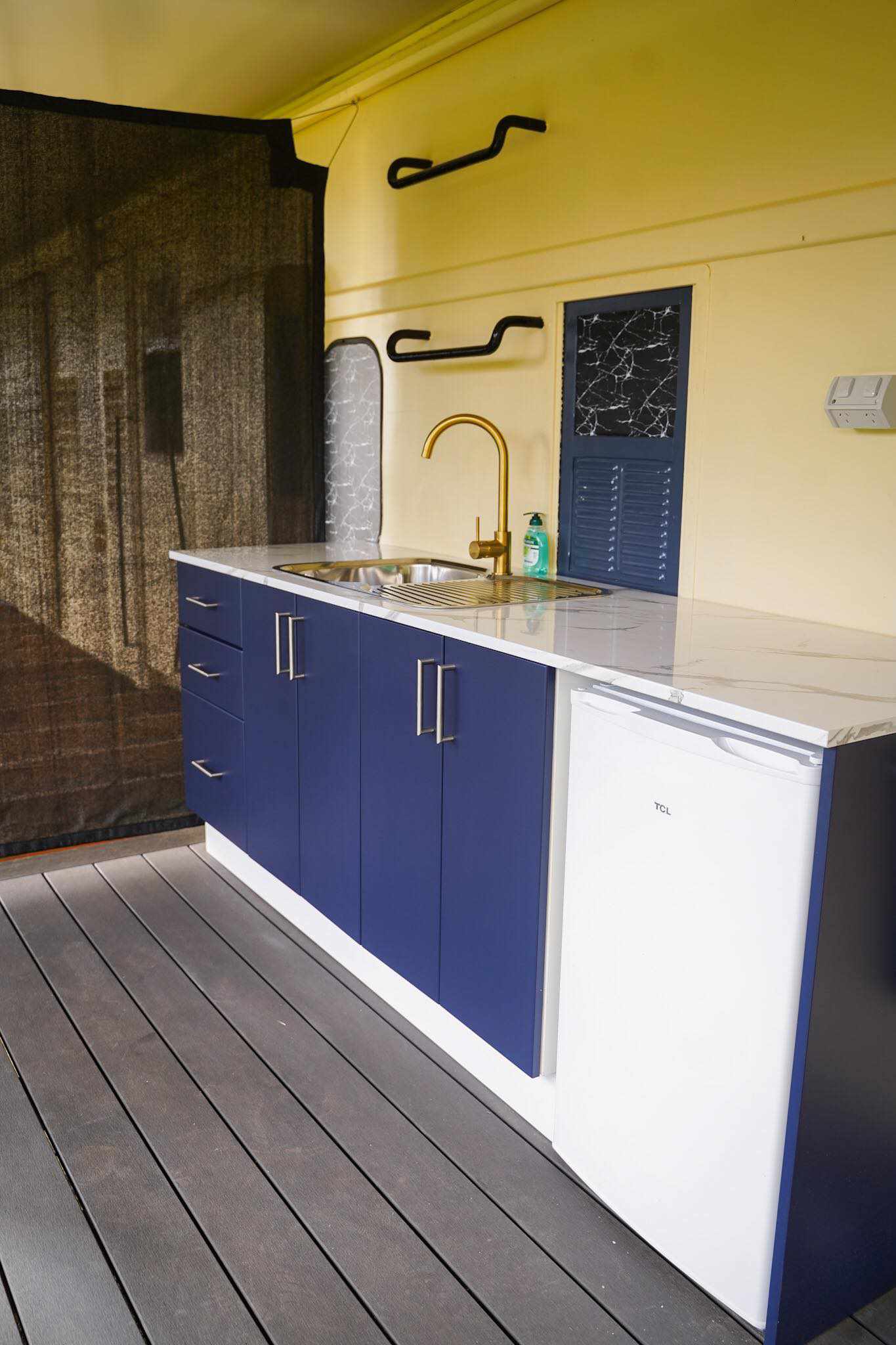 14-family-retreats-hitching-rail-retreat-the-ghan-full-kitchen