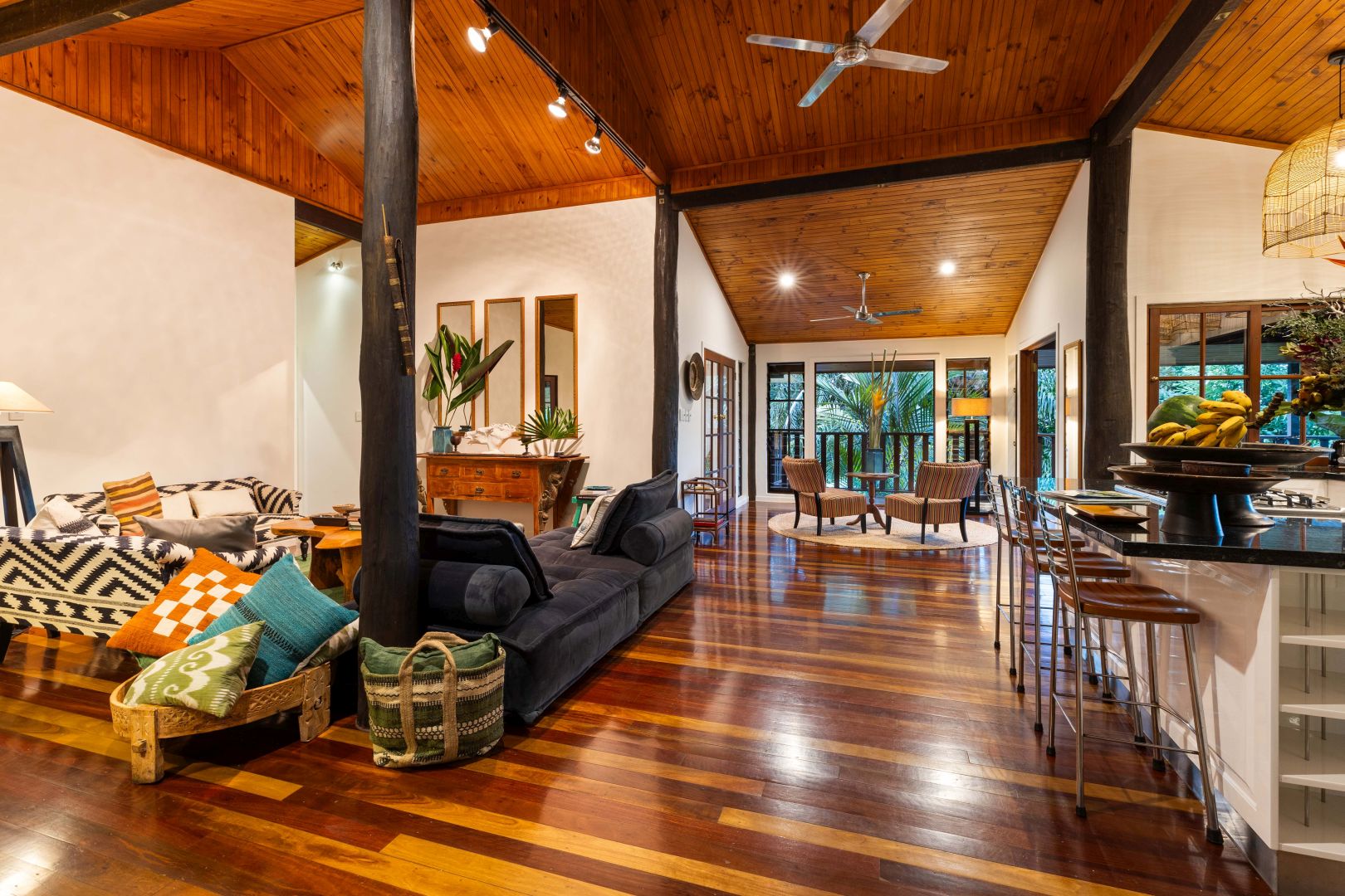 2-002-family-retreats-papillon-on-coral-sea-mossman-gorge-(2)