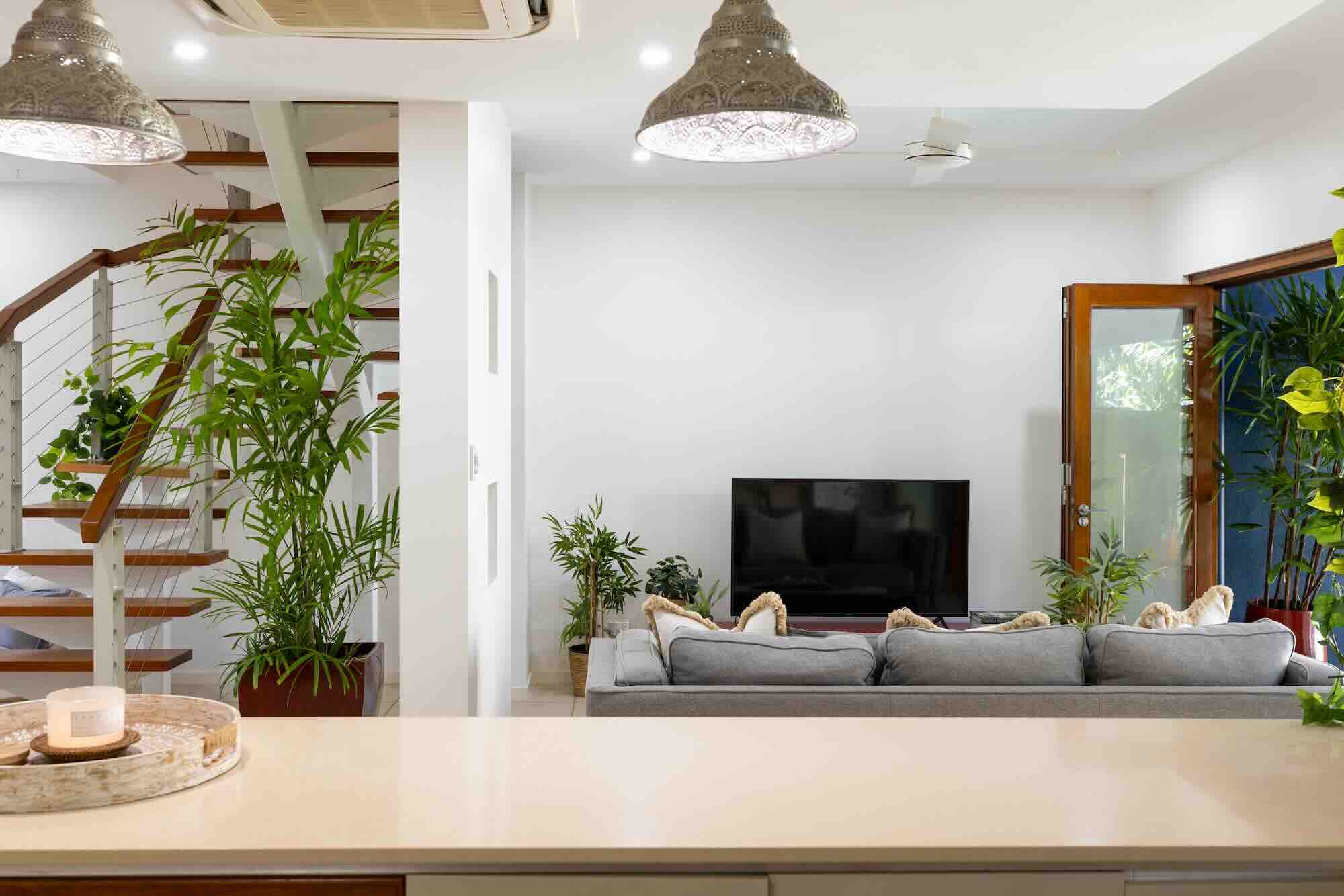 2-003-family-retreats-savannah-villa-elua-living-indoor