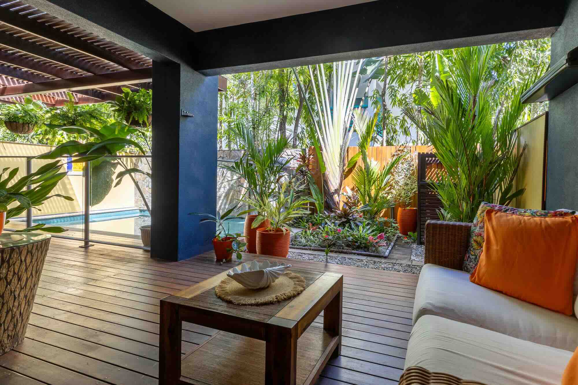 20-family-retreats-savannah-villa-elua-outdoor-deck