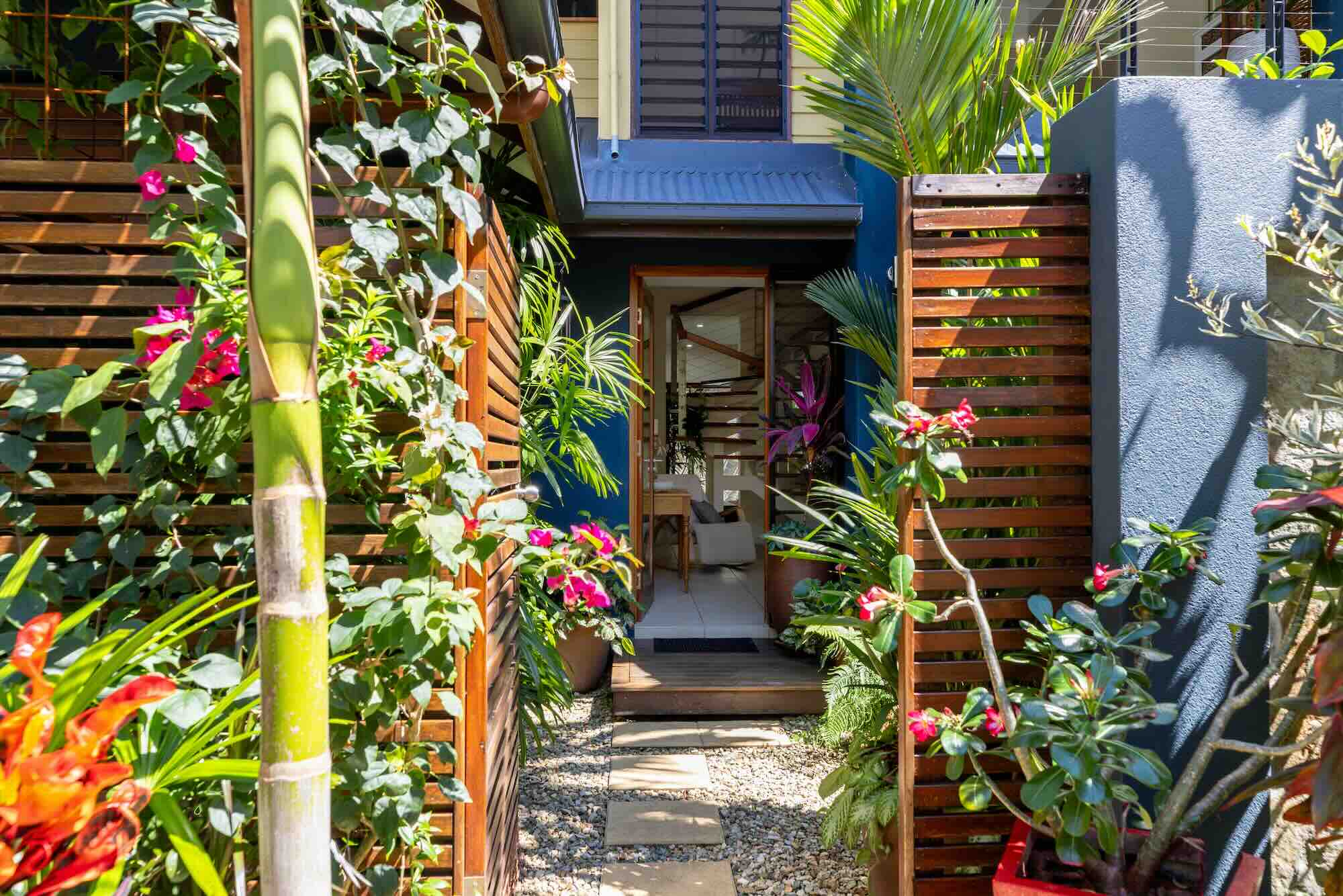 3-003-family-retreats-savannah-villa-elua-outdoor-entrance-main