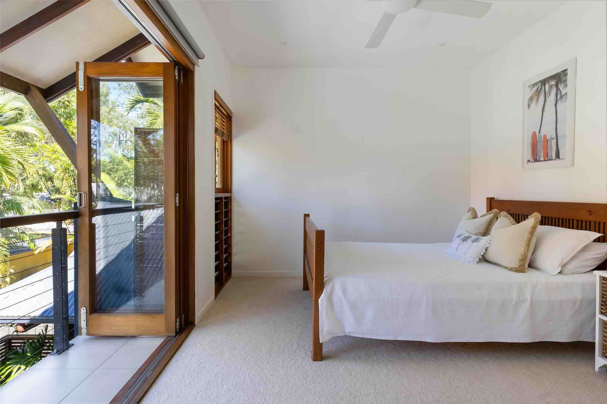 4-family-retreats-savannah-villa-elua-balcony-bedroom