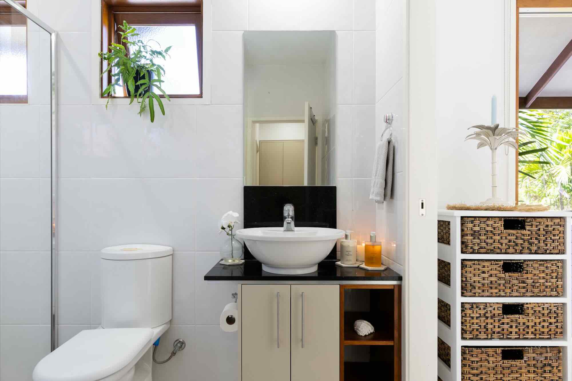 6-family-retreats-savannah-villa-elua-bathroom-main