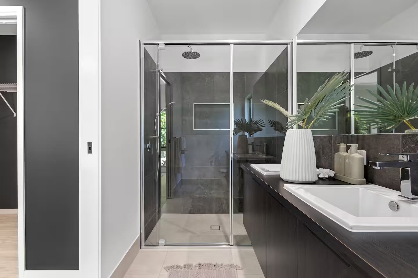 6-family-retreats-villa-2-st-crispins-bathroom-3