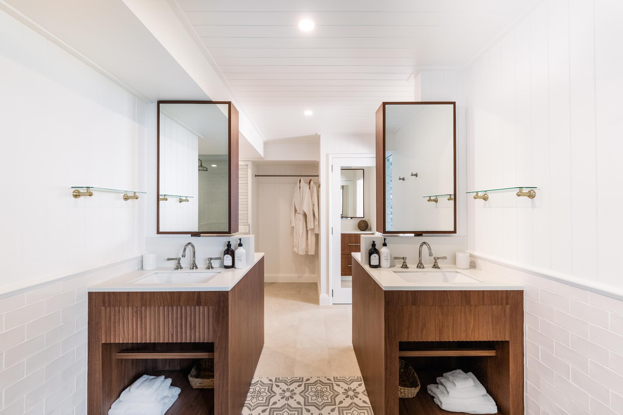 7-family-retreats-15-wharf-bathroom-his-hers