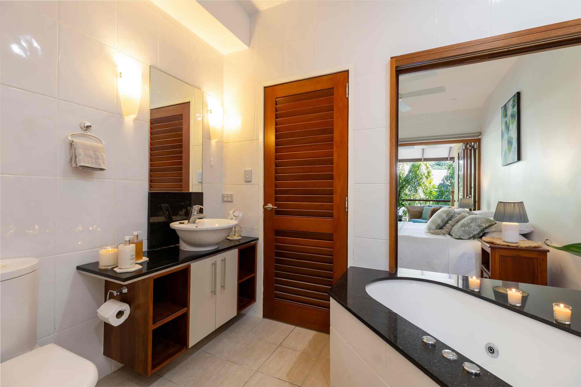 7-family-retreats-savannah-villa-elua-bathroom