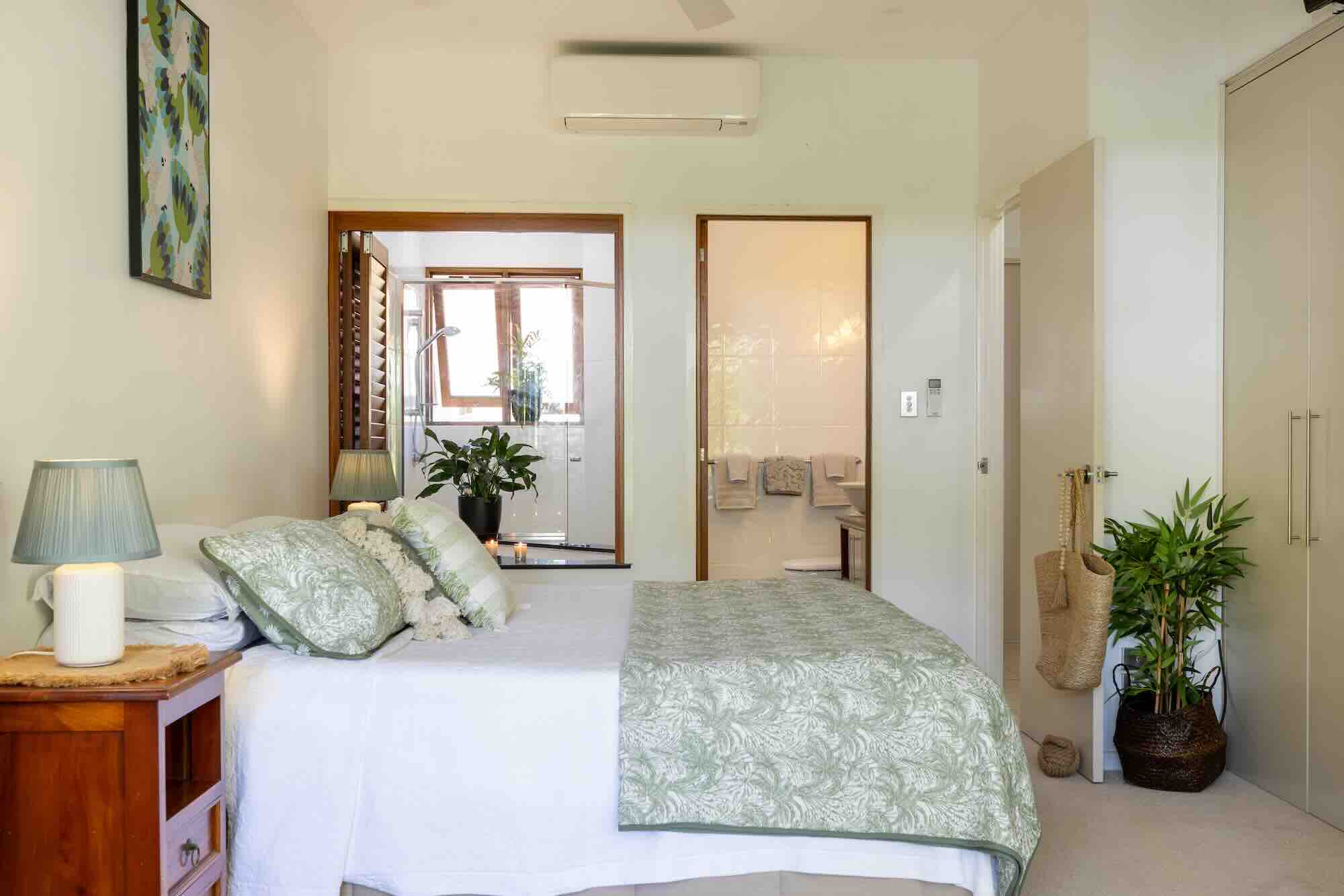 9-family-retreats-savannah-villa-elua-bedroom-master-ensuite