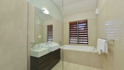 Pearl on Newell Beach 044