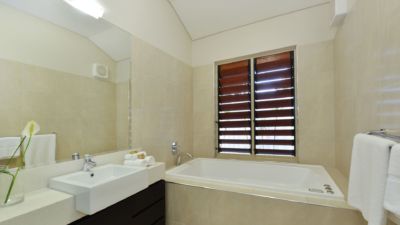 Pearl on Newell Beach 045