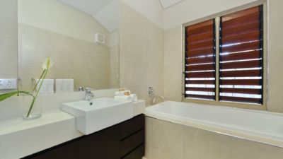 Pearl on Newell Beach 047